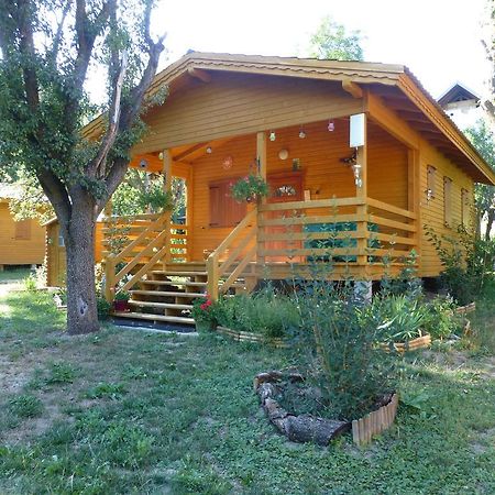 Camping, Hôtel De Plein Air Les Cariamas Chateauroux-les-Alpes Exterior foto