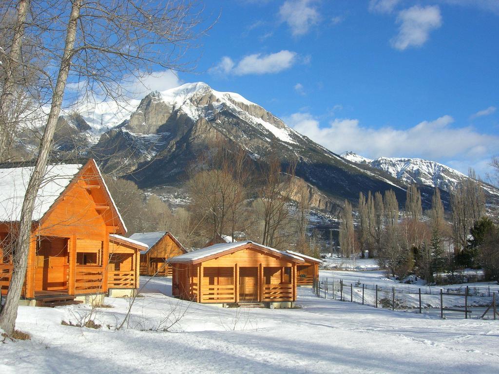 Camping, Hôtel De Plein Air Les Cariamas Chateauroux-les-Alpes Exterior foto