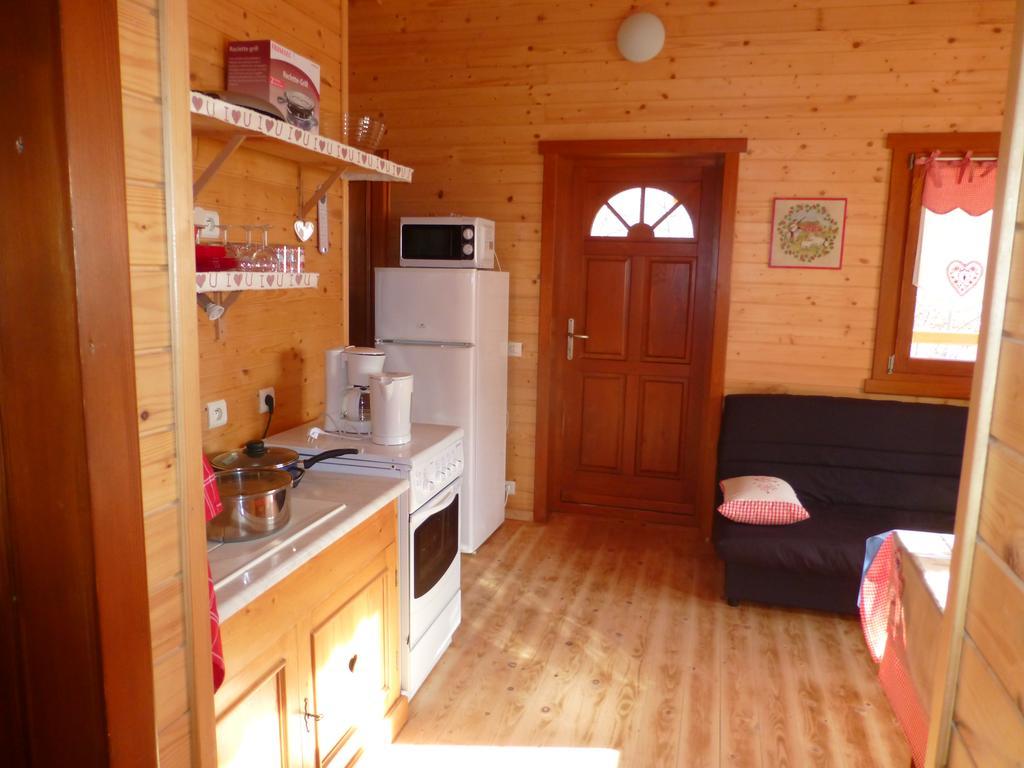 Camping, Hôtel De Plein Air Les Cariamas Chateauroux-les-Alpes Exterior foto
