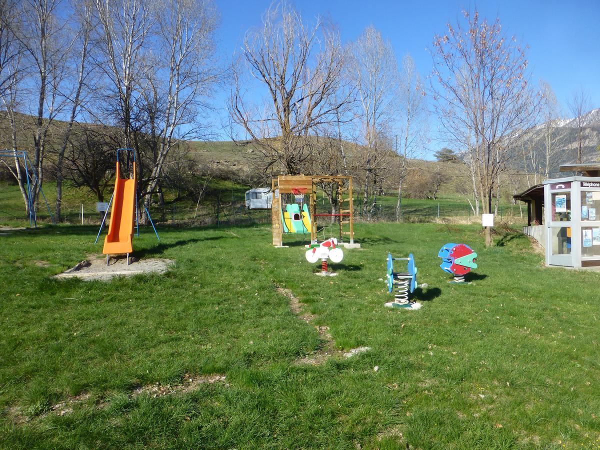 Camping, Hôtel De Plein Air Les Cariamas Chateauroux-les-Alpes Exterior foto